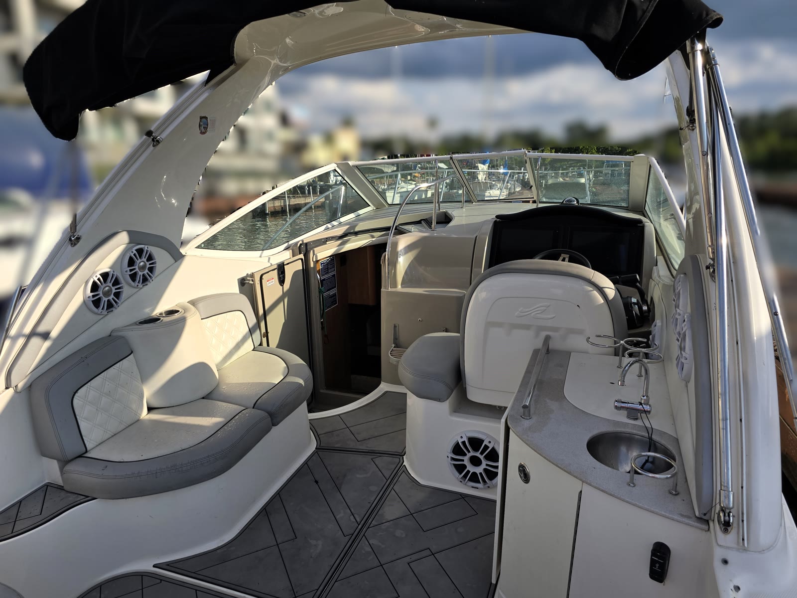 Cockpit and sun pad